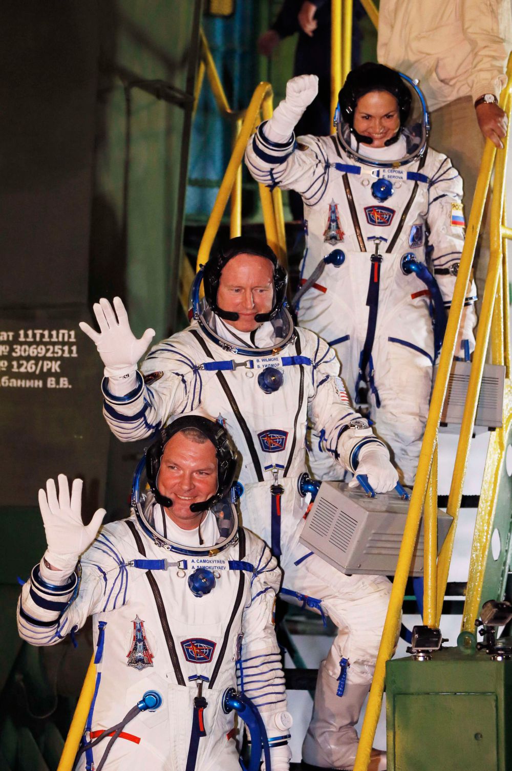 Экипаж транспортного корабля «Союз ТМА-14М» состоял из трёх человек. Слева направо: Александр Самокутяев, американский астронавт Барри Уилмор и первая за 17 лет россиянка в космосе Елена Серова.