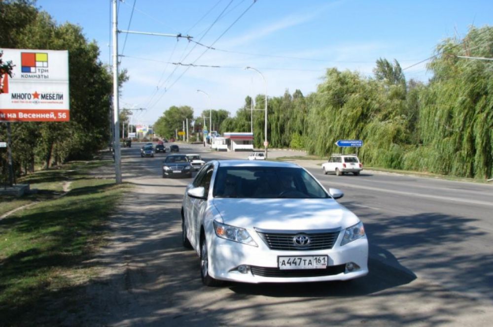 Машина с Михаилом Задорновым едет по Волгодонску.
