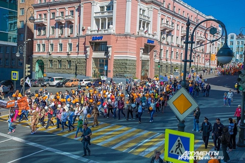 Колонны проходят мимо мэрии Владивостока.