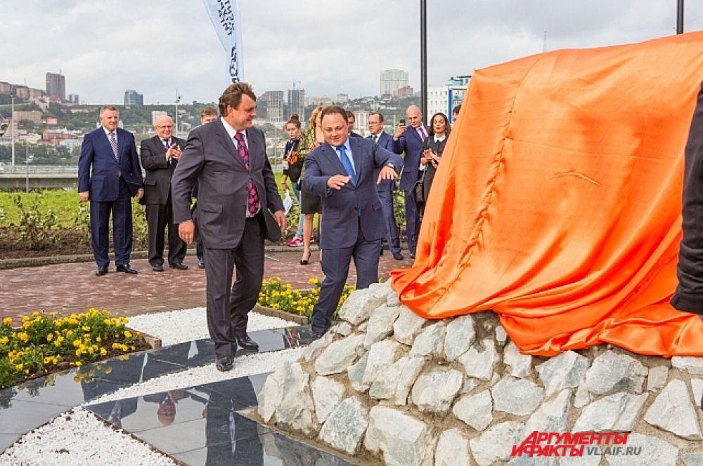 Глава города Владивостока и автор памятника сейчас откроют хищника на всеобщее обозрение.