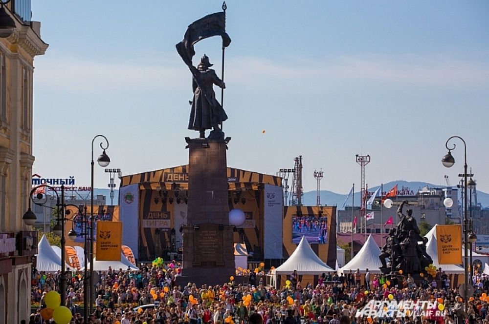 Красноармейцы возвышаются над оранжевым людским морем.