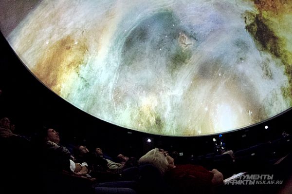 Над зрителями нависла - невероятно детализованная туманность Лагуна - область образования звёзд в центре Млечного пути.
