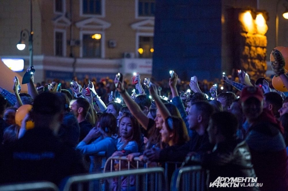 В едином порыве зрители поддерживали музыкантов.
