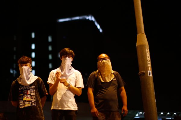 Акции протеста начались в пятницу. Целой серией выступлений протестующие фактически парализовали жизнь в даунтауне Гонконга.
