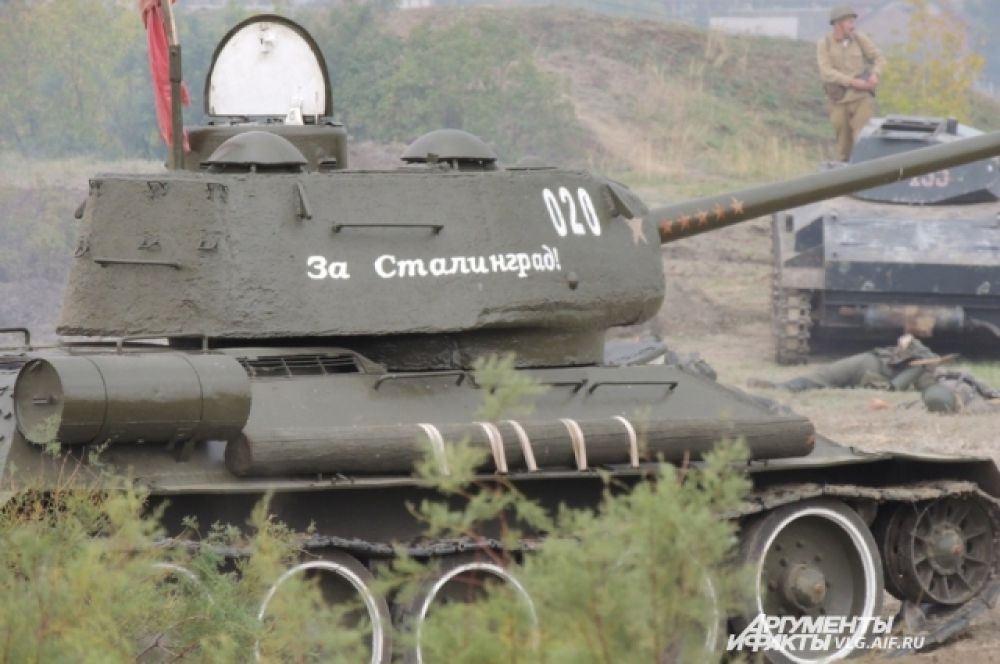 На склоне Мамаева кургана появляется легендарный танк – участник Сталинградской битвы.