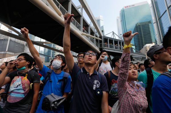 Гонконгские активисты называют себя «Оккупай Централ». Они добиваются исполнения своих требований, блокируя улицы делового центра города.
