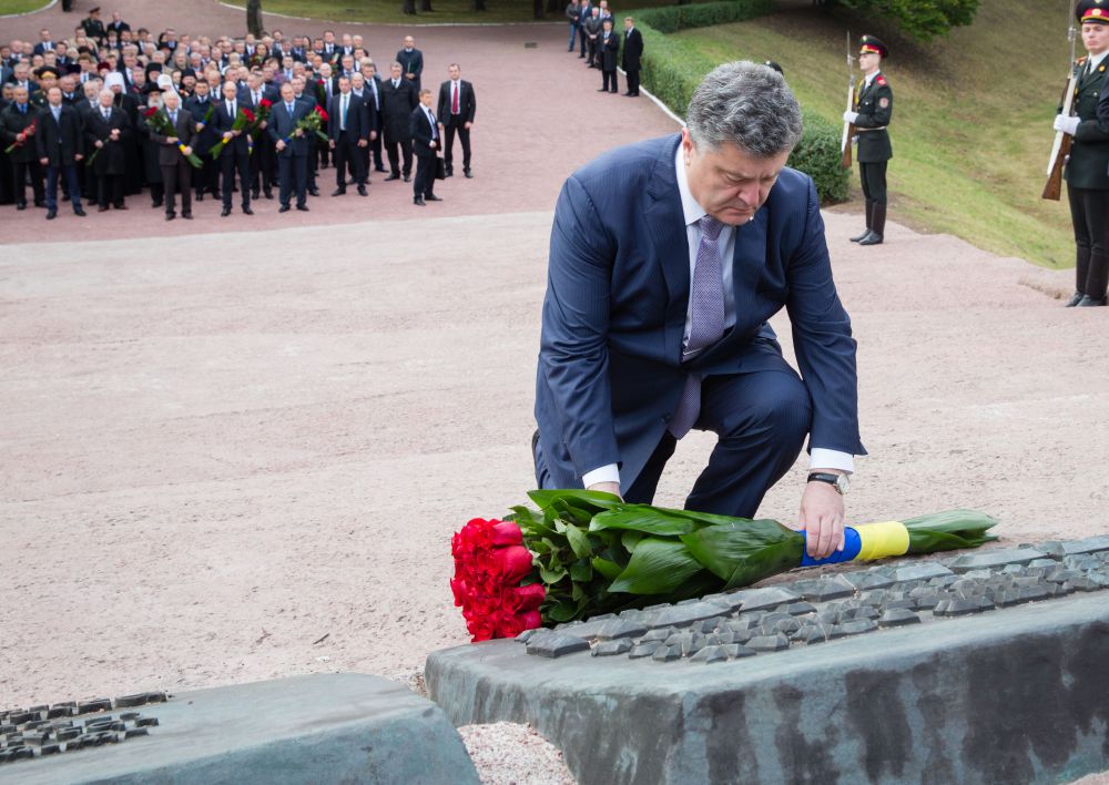 Петр Порошенко почтил память жертв трагедии в Бабьем Яру