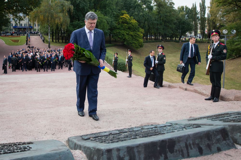 Петр Порошенко почтил память жертв трагедии в Бабьем Яру