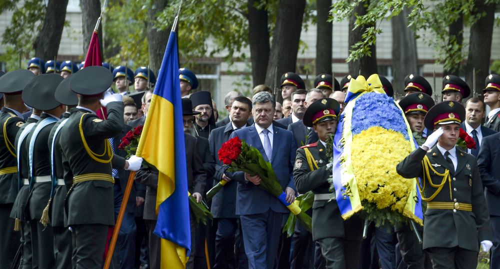 Петр Порошенко почтил память жертв трагедии в Бабьем Яру
