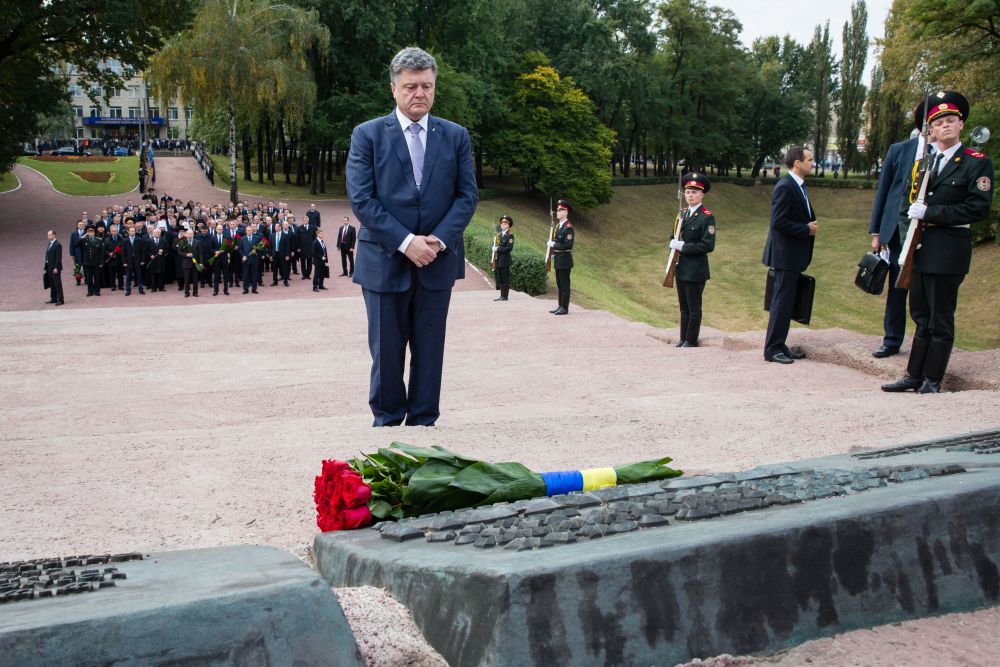 Петр Порошенко почтил память жертв трагедии в Бабьем Яру