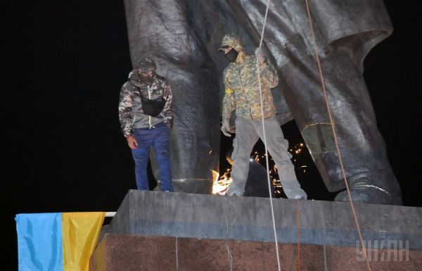 Харьковчане избавляются от памятника Ленину