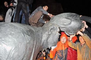 В Харькове снесли голову памятнику Ленину
