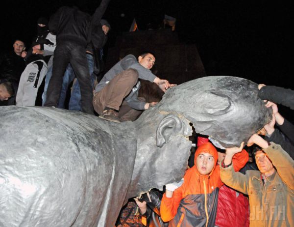 Харьковчане избавляются от памятника Ленину