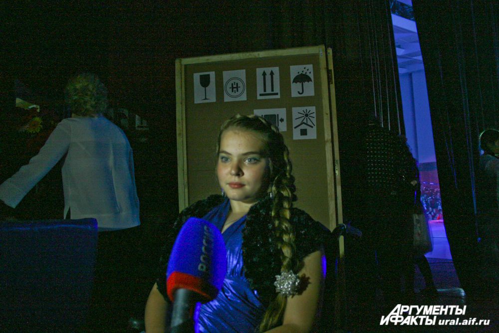 Юной вокалистке Ксюше Каминской сделали самый большой подарок – она спела дуэтом со звездой Юлией Ковальчук. Незадолго до этого Ксюша перенесла операцию и сейчас делает первые шаги.
