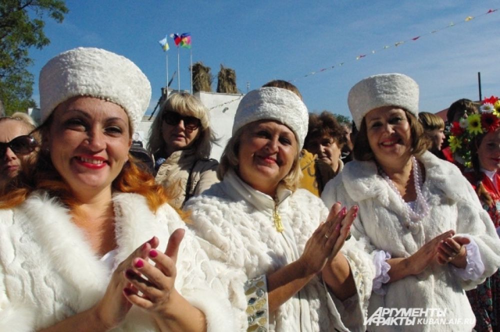Жители Гостагаевской в народных костюмах выстроились в линию, приветствуя гостей, идущих к сцене. «Красной» дорожки не потребовалось.