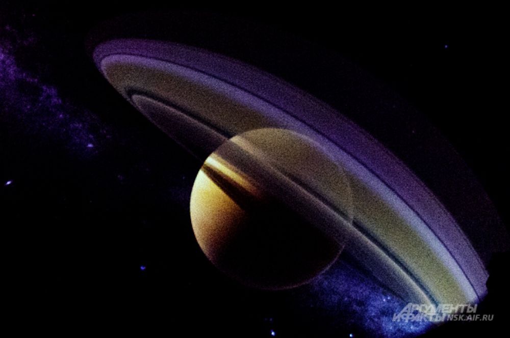 когда над вами нависает огромный Сатурн, который даже не помещается в поле зрения, от впечатлений захватывает дух.