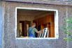 В Славянске застекляют выбитые окна