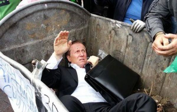 Экс-регионал Журавский первым из депутатов оказался в мусорном баке