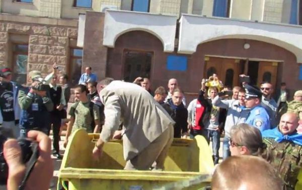 19 сентября в Кировограде протестующие бросили в мусорный бак депутата Кировоградского облсовета Николая Корецкого