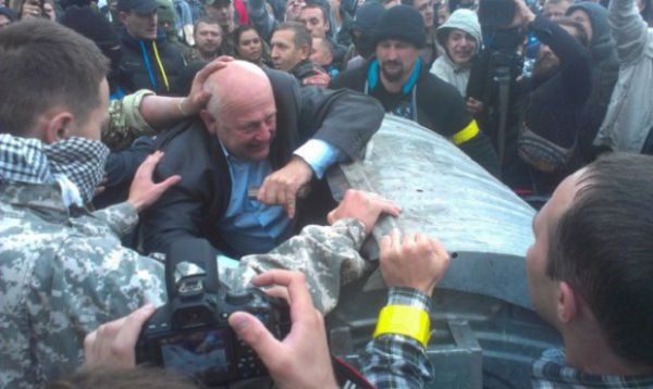 26 сентября заместителя председателя Ровенского облсовета Александр Данильчук активисты бросили в мусорный бак под крики «Позор!»