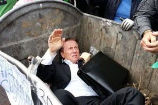 Экс-регионал Журавский первым из депутатов оказался в мусорном баке