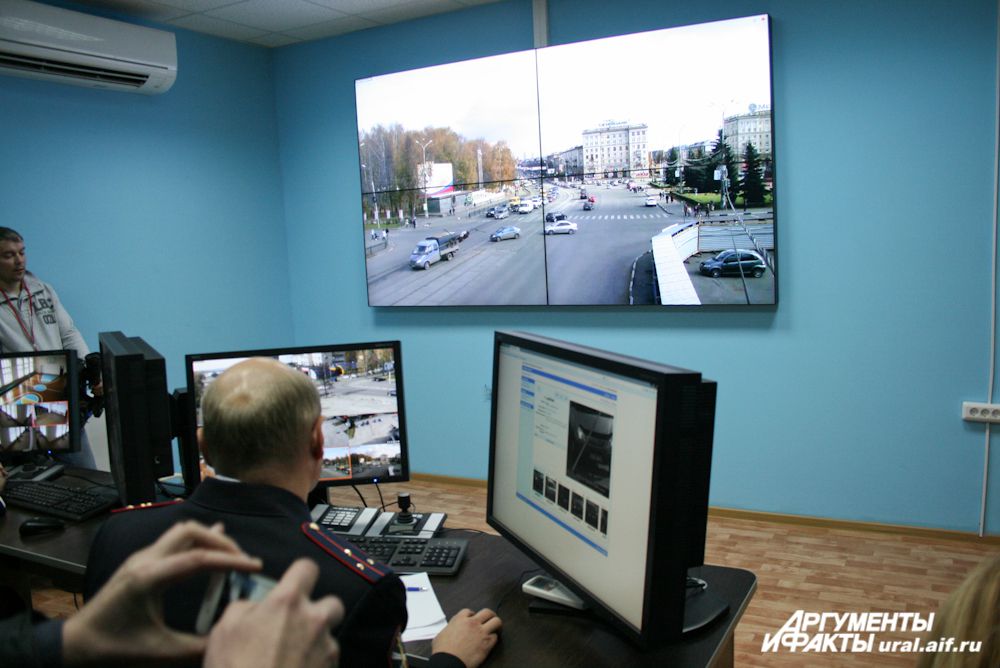 Игорю Холманских представили новейшую систему видеослежения, которая помогает в раскрытии преступлений и быстром реагировании на всевозможные ЧП.