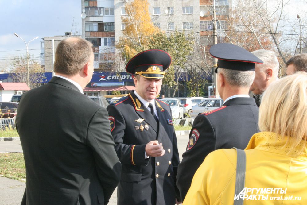 Затем полпред отправился в Нижнетагильское управление полиции. Там его уже поджидал глава ГУ МВД по Свердловской области Михаил Бородин.