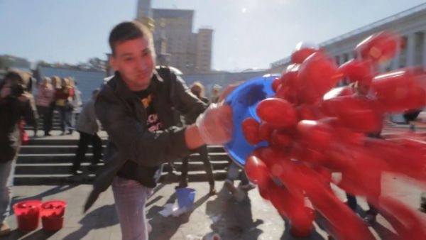 На Майдане депутатов забросали помидорами