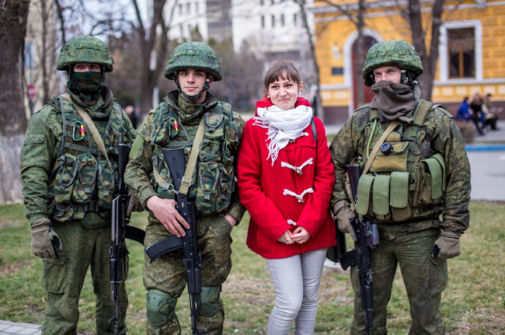 16 марта в Крыму прошел референдум, по итогам которого полуостров воссоединился с Россией. В обеспечении безопасности голосования деятельное участие приняли «вежливые люди» - военные без опознавательных знаков.