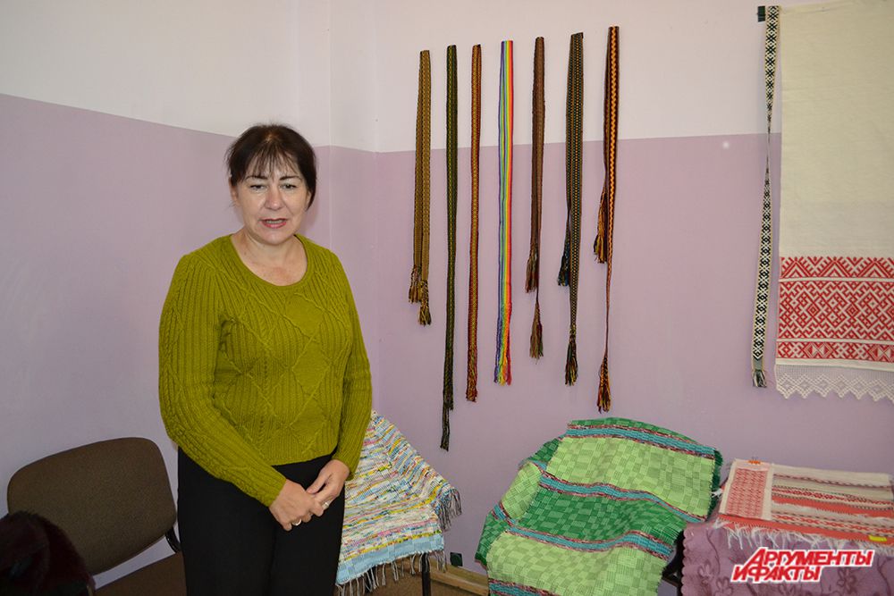 Мастерица из Астраханской области рассказала, что узоры на их поясах совершенно разные: так как в их регионах смешаны разные национальности, это дает отпечаток и на работах рукоделия.