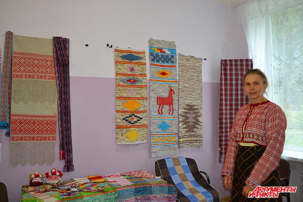 Мастер ручного ткачества из Самары рассказала, что часто участвует в выставках и ярмарках, и ручные тканые полотна очень популярны – как предмет народного творчества.