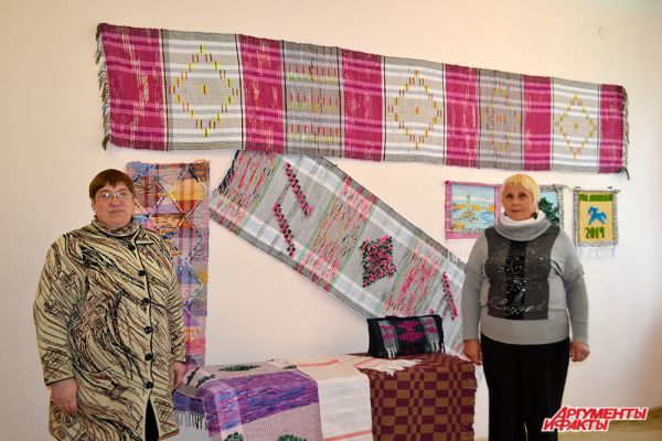 Работники Полавского дома ремесел и фольклора из Новогородской области более 10 лет занимаются ткачеством и обучают ремеслу всех желающих.