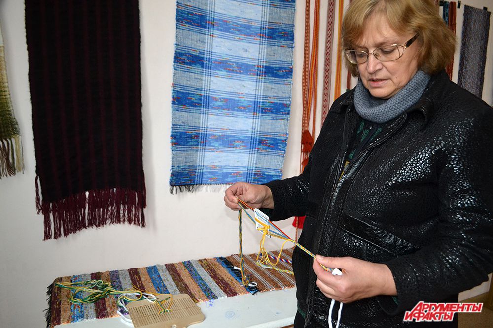 Наталья Загородникова преподаёт ткачество в Русской академии ремесел в Москве.