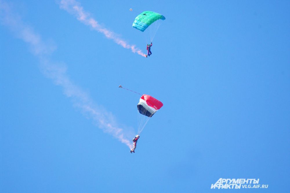 Еще одна часть программы – соревнования парашютистов.