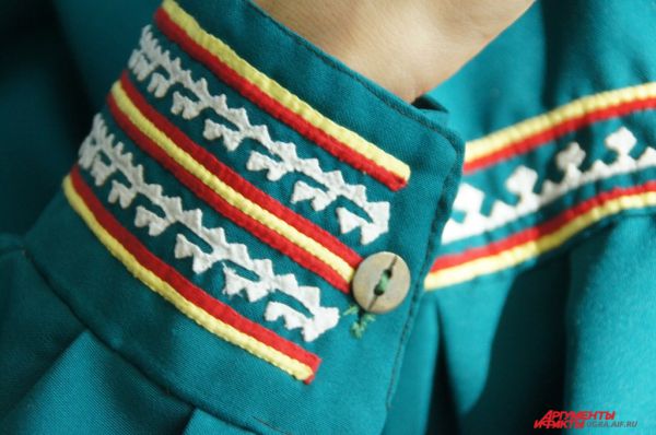Участники фестиваля красовались в вышитых вручную платьях, рубашках, малицах (верхняя одежда коренных народов Севера).