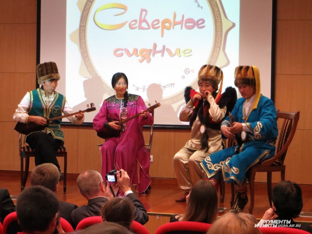 Зрители услышали горловое пение в исполнении ансамбля из Горно-Алтайска...