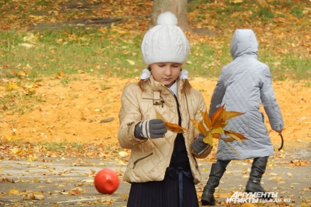 Осень - пора желто-оранжевых букетов из кленовых листьев