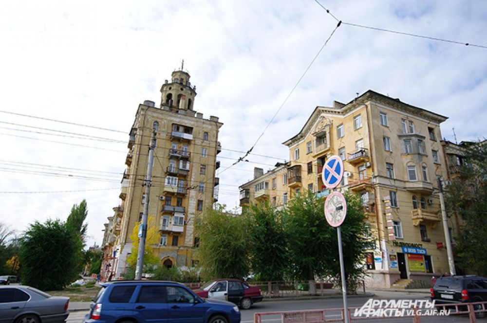 Жилые дома на проспекте Металлургов представляют так называемый Сталинградский стиль в архитектуре.