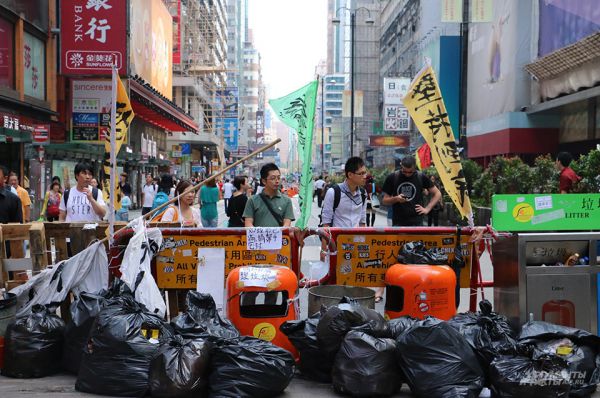«Я уважаю право демонстрантов на самовыражение, но им следует уважать наше право вернуться к привычной деятельности», - говорят жители Гонконга, не участвующие в акциях.