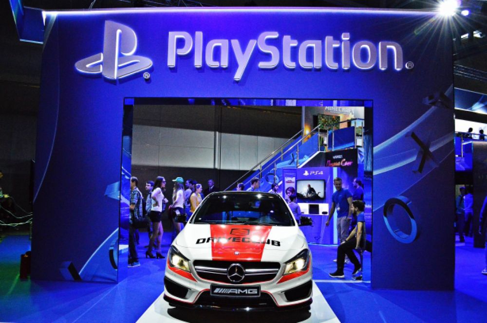 Mercedes-Benz на стенде Sony Playstation.