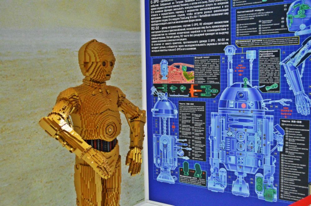 Скульптура одного из верных помощников Люка Скайуокера - робота C3PO.