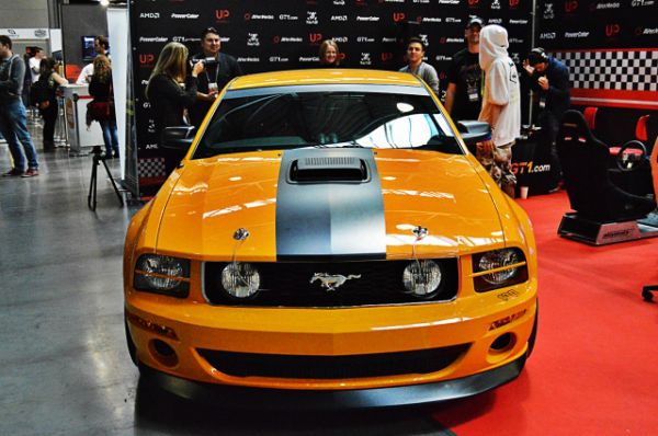 Ford Mustang - еще один яркий экспонат на выставке.