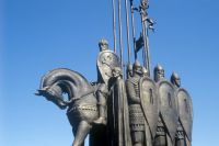 Памятник Александру Невскому, родоначальнику московской ветви Рюриковичей, на горе Соколиха (Псковская область).