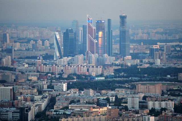 Вид на Москву со смотровой площадки Останкинской телебашни.