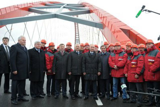 Президент Владимир Путин, представители исполнительной власти Новосибирска и области и герои-строители Бугринского моста.