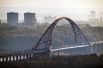 Возведение моста в Новосибирске началось в феврале 2010 года. На его строительство ушло почти 17,1 млрд рублей. Протяженность полотна составляет около 5,5 км, а его самый впечатляющий пролёт поддерживают 160 вант, закрепленных на 380-метровую арку. Пропускная способность моста – 60 тысяч автомобилей в сутки. В ходе презентации Владимир Путин напомнили, что 10-рублевая купюра, на которой изображен Красноярский мост, выходит из обихода, и предложили для укрепления финансовой системы выпустить купюру, на которой был бы изображен Новосибирский мост.