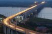 Хабаровский мост видел каждый, кто держал в руках 5-тысячную купюру. Он соединяет берега Амура. Его возведение в 1916 году ознаменовало завершение строительства самой длинной железнодорожной ветки в мире – Транссибирской магистрали. В 2009 году мост реконструировали. Его уникальность состоит в том, что он имеет 2 яруса – по верхнему движутся автомобили, а по нижнему – поезда. Протяжённость моста с эстакадами составляет 3890 метров.