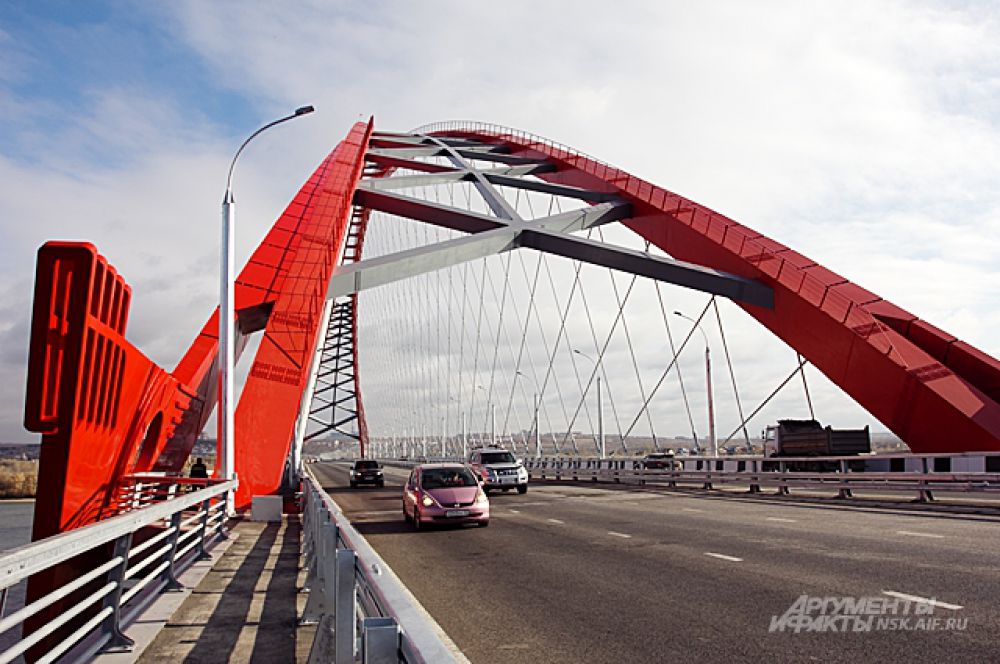 Первый день работы моста: новосибирские автолюбители ещё не привыкли к тому, что это произошло - и машин на Бугринском совсем немного.