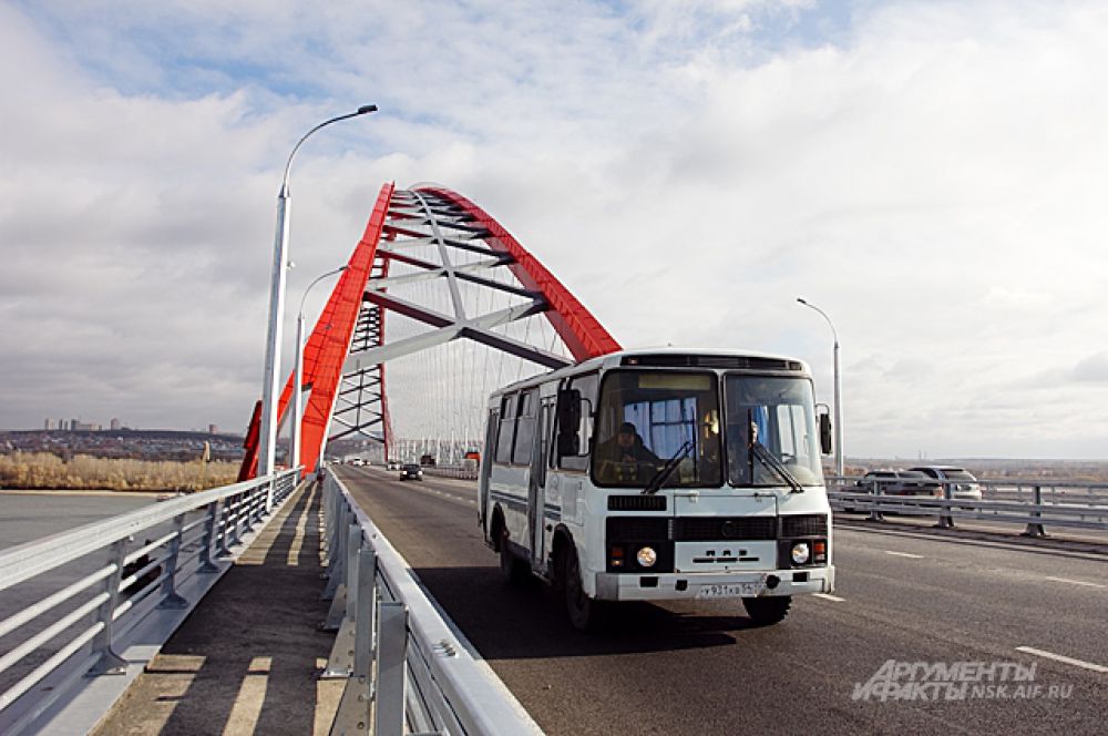 Рейсовые автобусы городских маршрутов уже с аппетитом осваивают Бугринский мост.