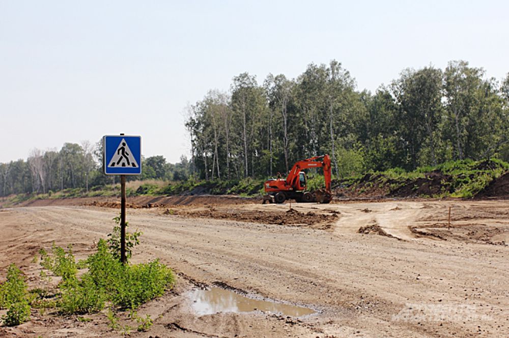 Там, где сегодня расположилась современная дорожная развязка, ещё два года назад был лишь пустырь и грунтовая дорога, почему-то снабжённая дорожным знаком.